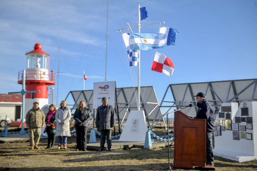 Inauguración de Puesto de Vigilancia y Control de Tránsito Marítimo Hito 1 de la Armada Argentina. Al fondo, los paneles solares que generaron la discordia entre ambos países Firma Gobierno de Tie