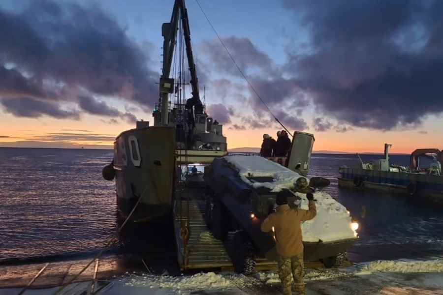 Procedimientos de embarque de carro Mowag Famae Piraña 6x6 en la barcaza LSM 90 Elicura Firma V División del Ejército de Chile