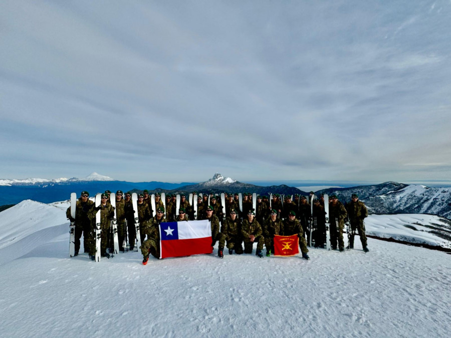Soldados de Tropa Profesional en la Fase de Formación del Soldado Montañés Invernal Firma Ejército de Chile