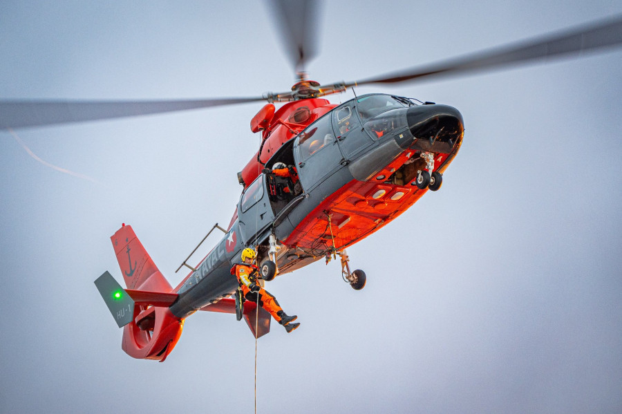 Inserción de especialista mediante una maniobra Hi Line desde el helicóptero Naval 56 al remolcador ATF 60 Lientur Firma Armada de Chile