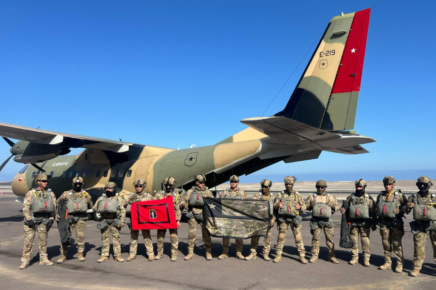 Operadores de la Agrupación de Comandos Leucotón junto a un CN235 antes de efectuar un salto en paracaídas Firma Ejército de Chile