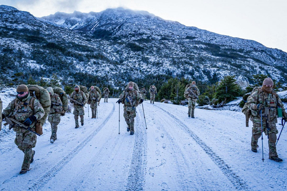 Infantes de Marina del Pelotu00f3n Vicai desplazu00e1ndose por terreno nevado al sur de la isla de Tierra del Fuego Firma Armada de Chile