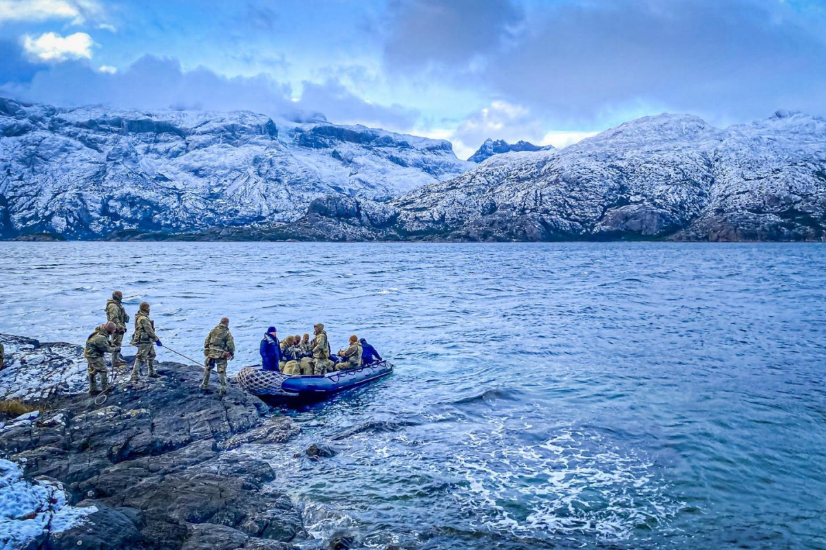 El Pelotu00f3n Vicai efectu00faa una navegaciu00f3n en bote Pumar MI585 Asalto en Tierra del Fuego Firma Armada de Chile
