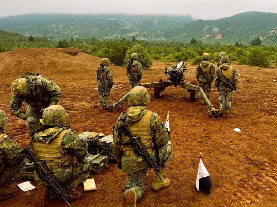 Efectivos de la Batería de Artillería Independiente N°2 Maturana en práctica de tiro con el obús M 56 en el CIE General Bari de Linares Firma Destacamento de Montaña N°9 Arauco del Ejército de