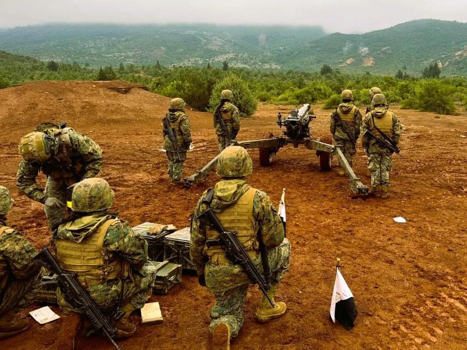 Efectivos de la Batería de Artillería Independiente N°2 Maturana en práctica de tiro con el obús M 56 en el CIE General Bari de Linares Firma Destacamento de Montaña N°9 Arauco del Ejército de