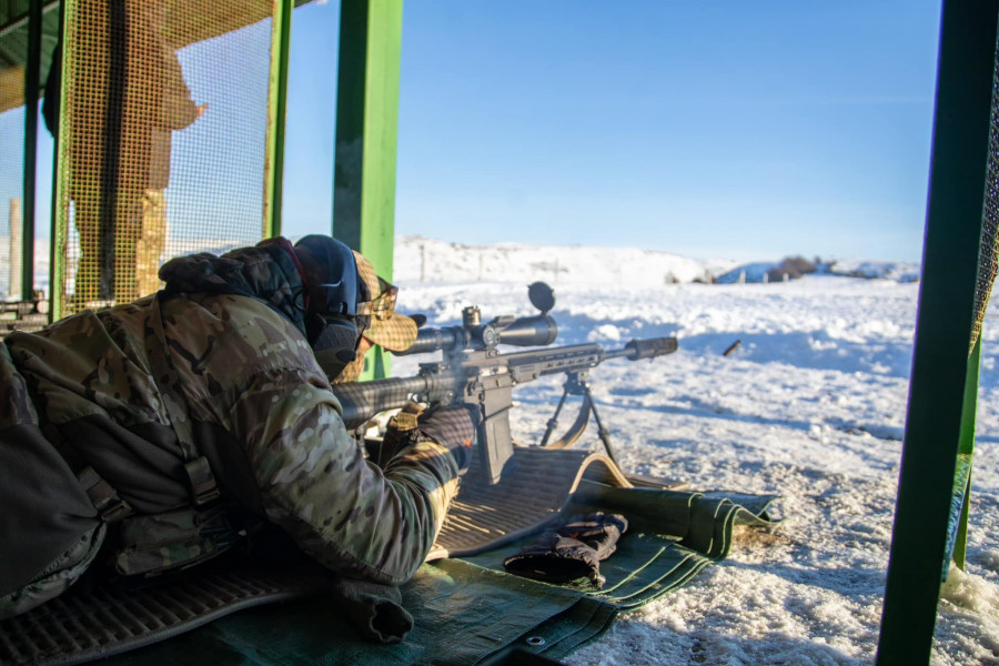 Operador con fusil de precisión en práctica de tiro en el inicio del ejercicio Pacific Dagger 2024 Firma Socsouth