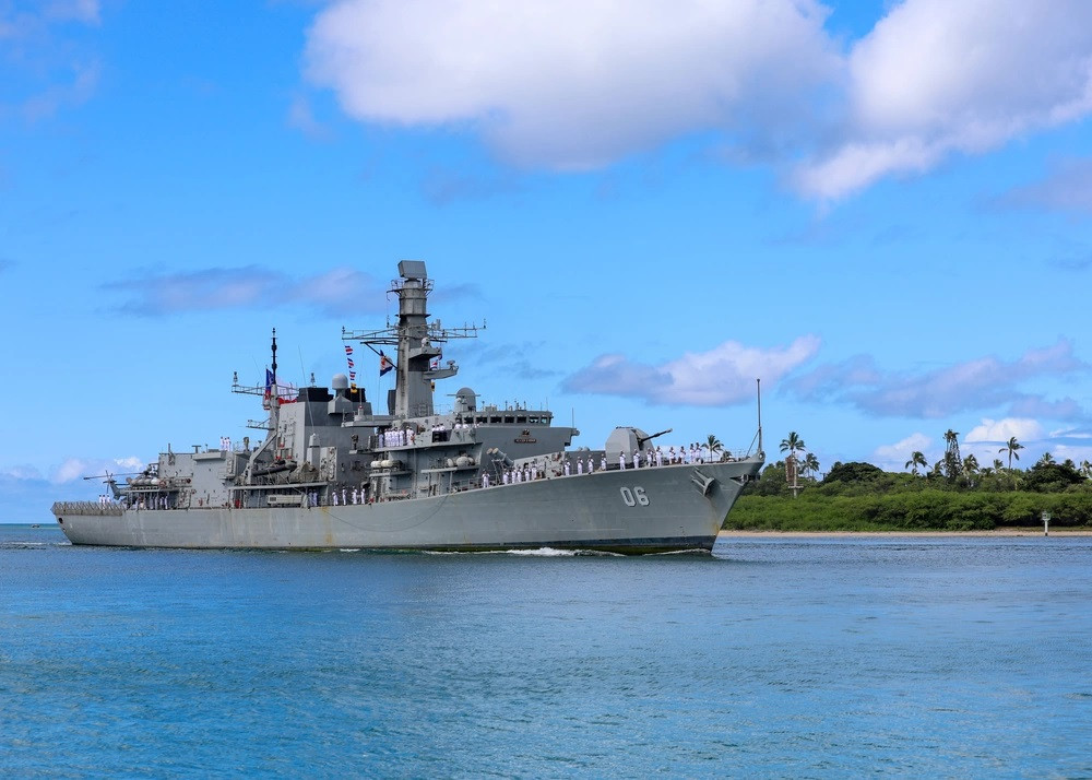 La fragata antisubmarina Type 23 FF 06 Almirante Condell ingresando a Pearl Harbor Firma Mass Communication Specialist 2nd Class Courtney Strahan US Navy