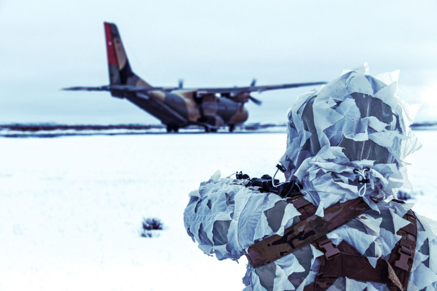 Avión de transporte Airbus DS CN 235 de la Bave y operador de Fuerzas Especiales en Pacific Dagger 2024 Firma Ejército de Chile