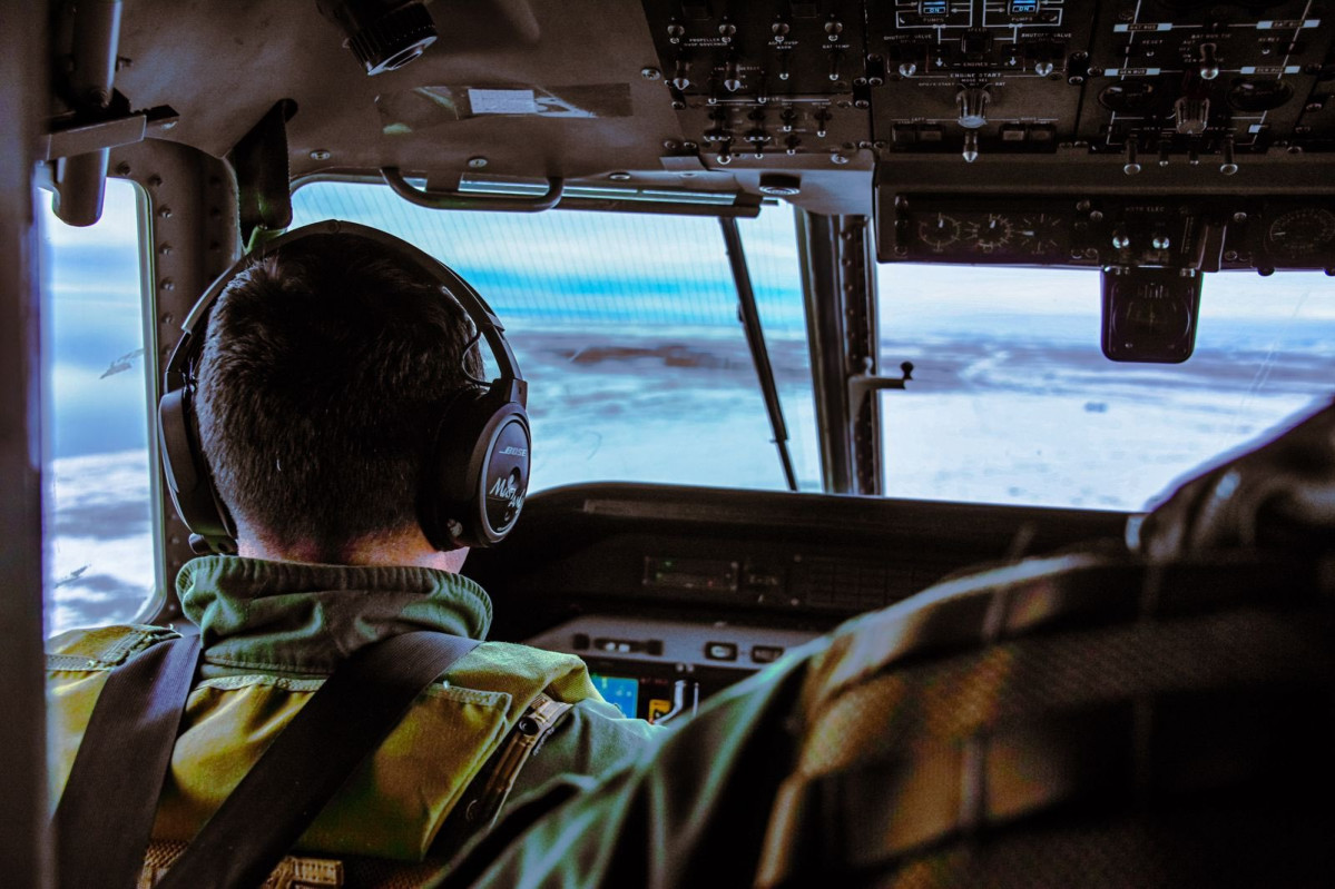 Piloto de aviu00f3n CN 235 100 de la Bave operando en la Regiu00f3n de Magallanes en el marco del ejercicio Pacific Dagger 2024 Firma Eju00e9rcito de Chile