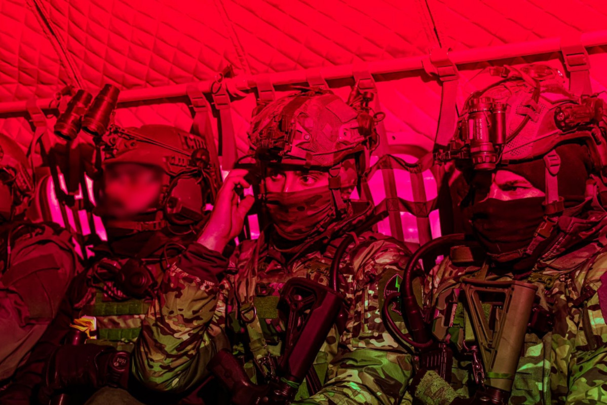 Operadores de Fuerzas Especiales a bordo de un aviu00f3n Airbus DS CN 235 100 de la Bave Firma Eju00e9rcito de Chile