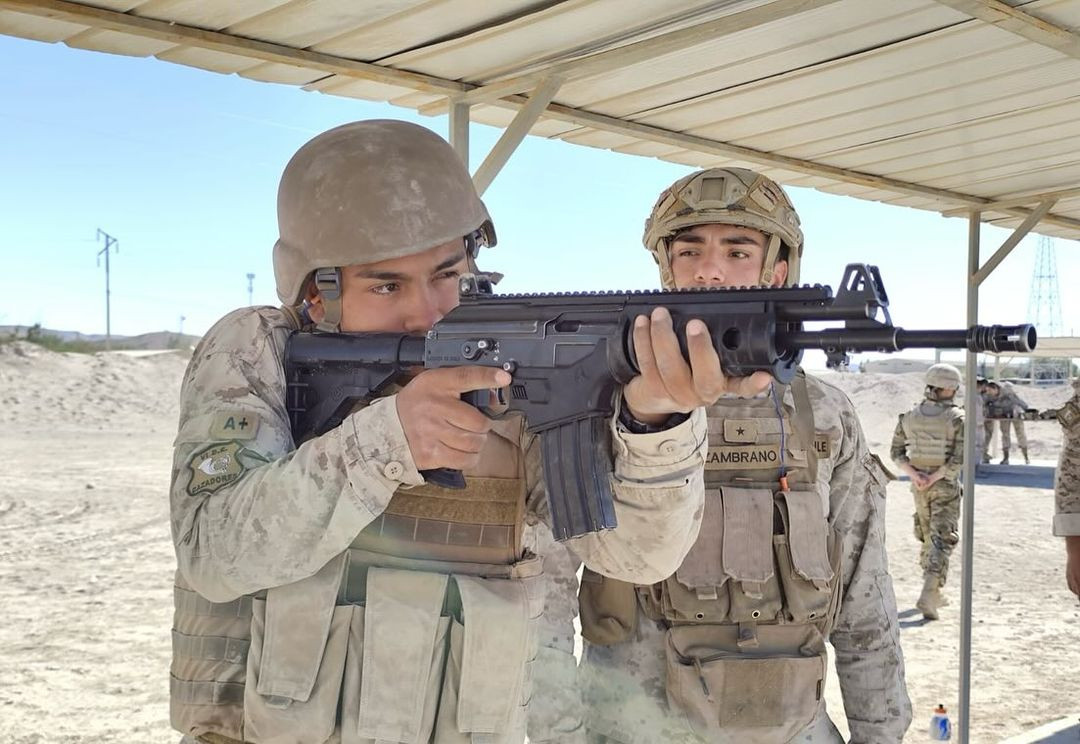 Soldado conscripto del Batallu00f3n de Infanteru00eda Blindada Nu00ba 5 Carampangue realiza tiro por Ocupaciu00f3n Militar Especializada (OME) a distancias de 100 y 200 metros. Firma 2 Brigada Acorazada Cazadores del Eju00e9rcito de Chile