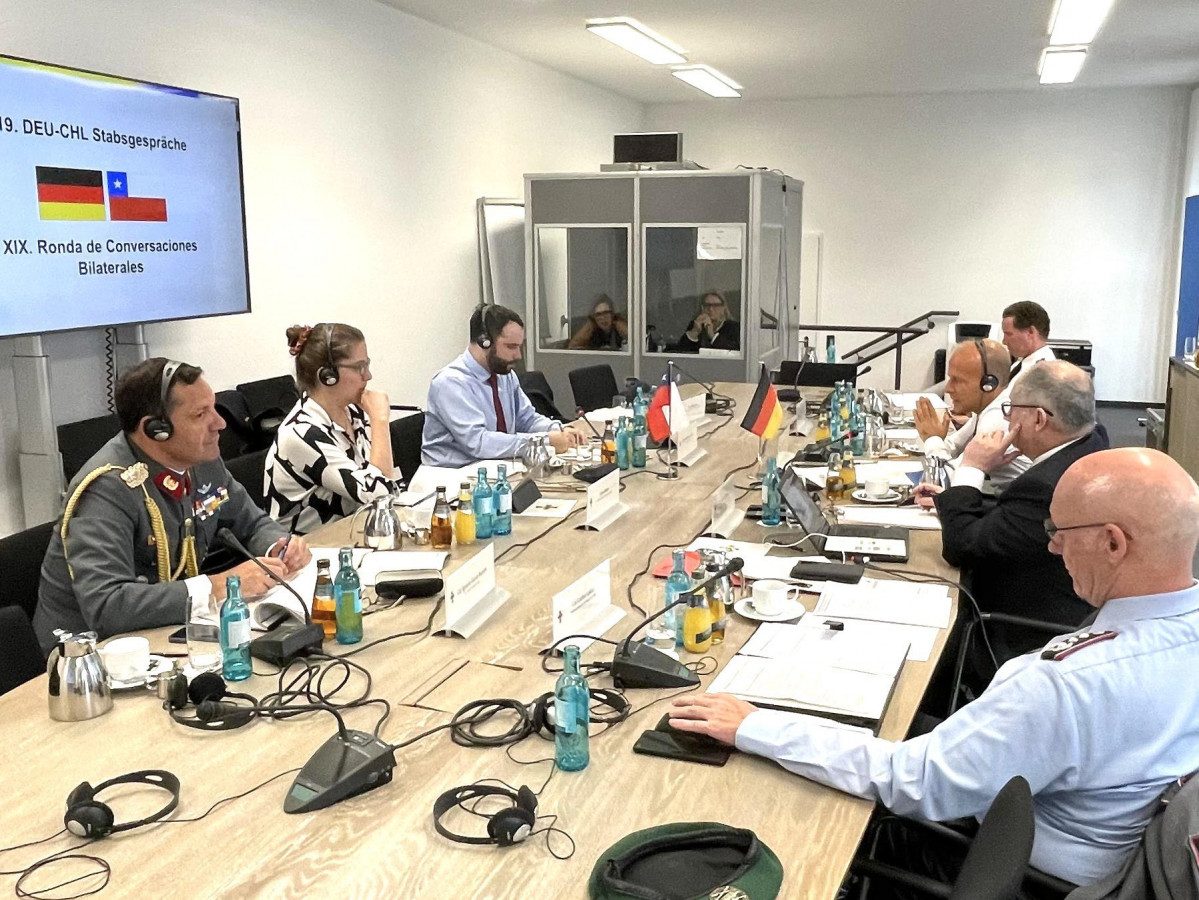 Las delegaciones participandoen una de las reuniones de la XIX Ronda Bilateral Firma Subsecretaru00eda de Defensa de Chile