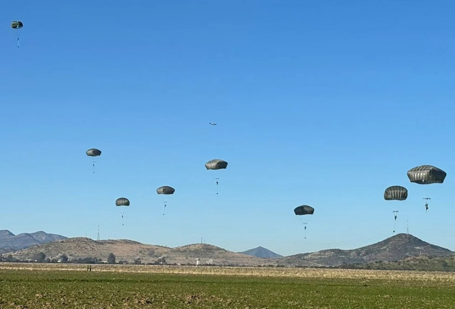 Salto de paracaidistas de la BOE Lautaro en Peldehue Firma Ejército de Chile