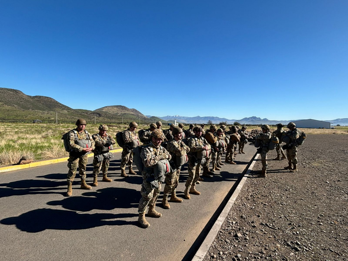 Los paracaidistas de la BOE Lautaro a la espera del embarque en el Aeru00f3dromo Peldehue Firma Eju00e9rcito de Chile
