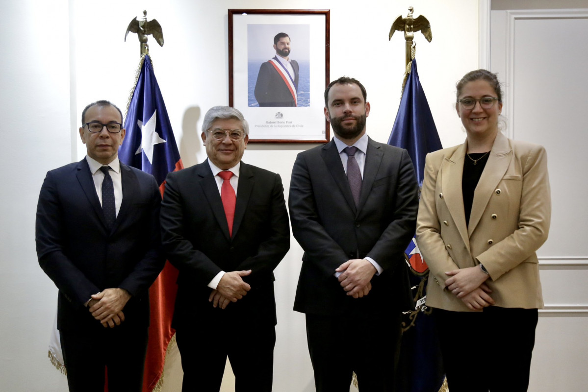 El subsecretario Ricardo Montero y los representantes del Ministerio de Defensa del Peru00fa Firma Subsecretaru00eda de Defensa de Chile