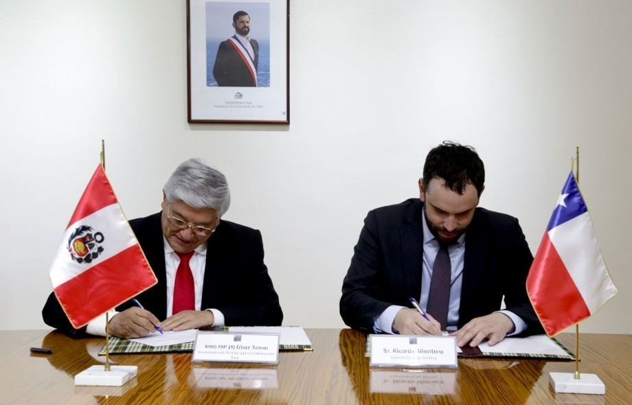 El viceministro de Polu00edticas para la Defensa del Peru00fa Cu00e9sar Torres y el subsecretario Ricardo Montero firman las actas de la reuniu00f3n Foto Subsecretaru00eda de Defensa de Chile
