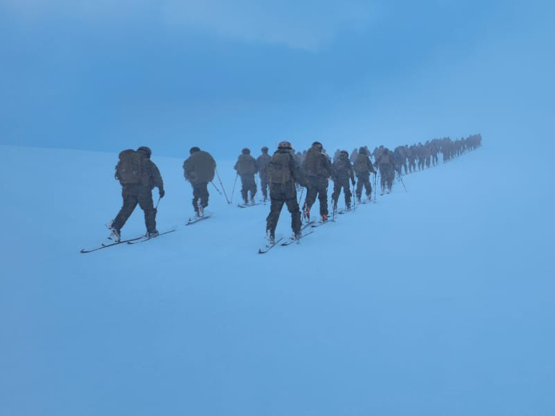 Personal realizando un desplazamiento con esquu00eds en el ejercicio Puyehue 2024 Firma Destacamento de Montau00f1a Nu00b09 Arauco del Eju00e9rcito de Chile