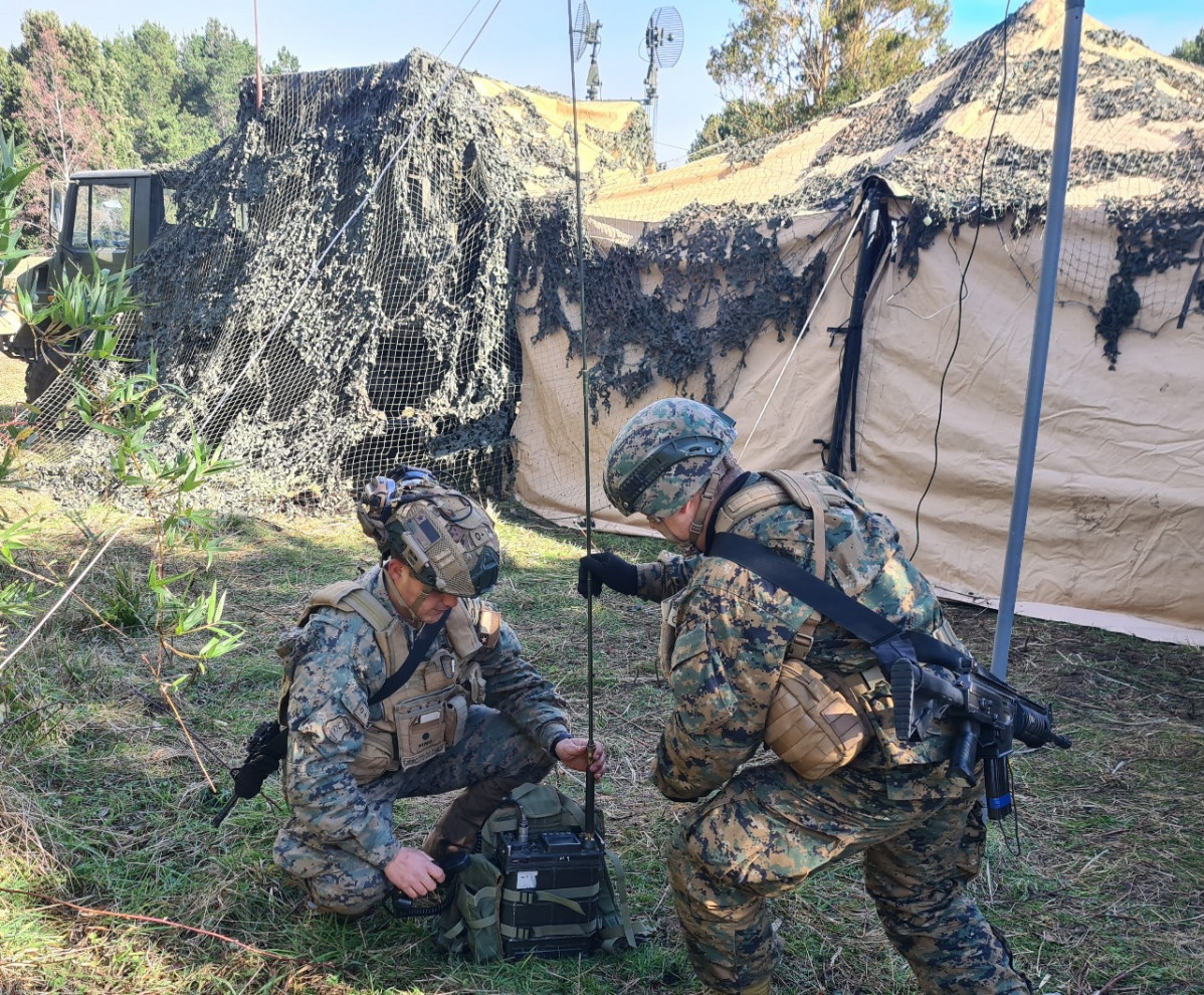 Telecomunicadores operando un equipo de radio en el ejercicio Puyehue 2024 Firma Destacamento de Montau00f1a Nu00b09 Arauco del Eju00e9rcito de Chile
