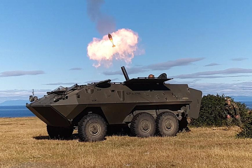 Tiro de mortero desde un carro Mowag Pirau00f1a 6x6 del Destacamento Motorizado Nu00b011 Caupolicu00e1n en Tierra del Fuego Firma Eju00e9rcito de Chile