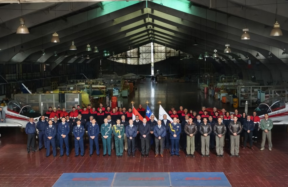 Personal de Enaer y la Fuerza Au00e9rea Paraguaya en la entrega de los dos aviones Pillan modernizados al estu00e1ndar T 35B(E) en las instalaciones de El Bosque Firma Enaer