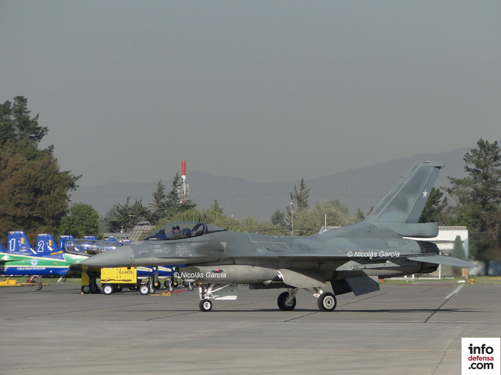 Avion de combate Lockheed Martin F 16C Block 50 del Grupo de Aviacion N3 de la Fuerza Aerea de Chile en Fidae 2012 Firma Nicolas Garcia