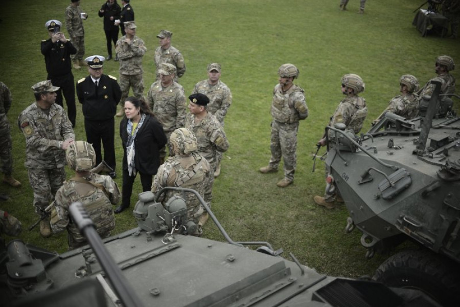 La ministra Fernández junto a una tripulación de carro NZLAV 8x8 Firma Armada de Chile