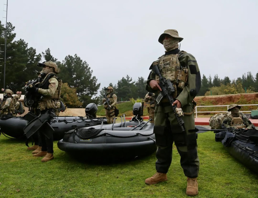 Operadores del Comando de Fuerzas Especiales con equipo de combate y embarcaciones neumu00e1ticas Firma Ministerio de Defensa Nacional de Chile