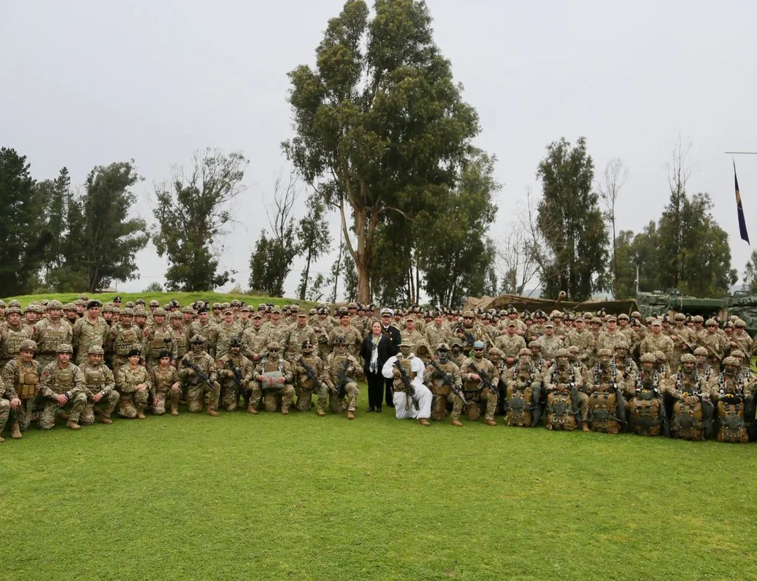 La ministra Fernu00e1ndez con Infantes de Marina y operadores del Comfues Firma Ministerio de Defensa Nacional de Chile