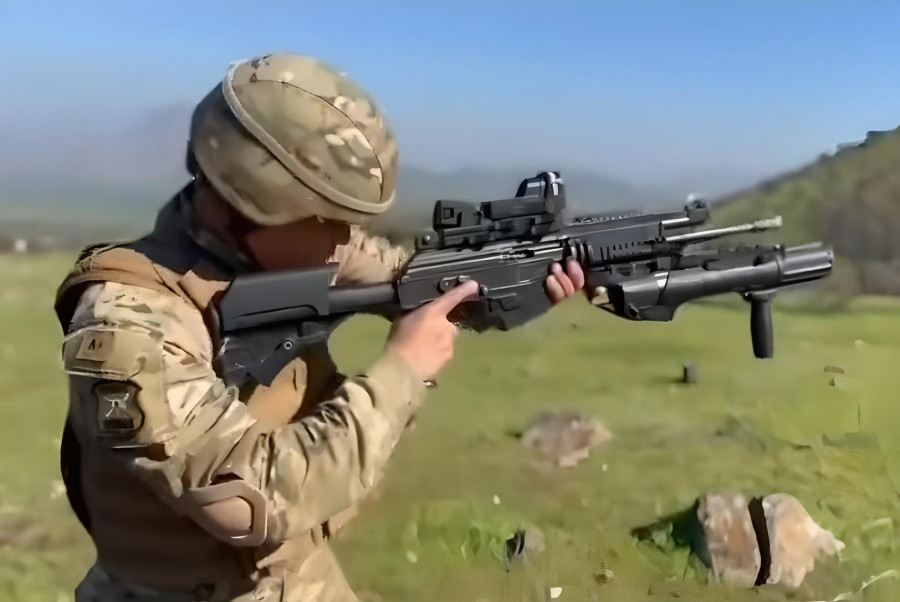 Soldado conscripto en instrucción de tiro de lanzagranada IWI GL 40 mm Firma Escuela de Infantería del Ejército de Chile