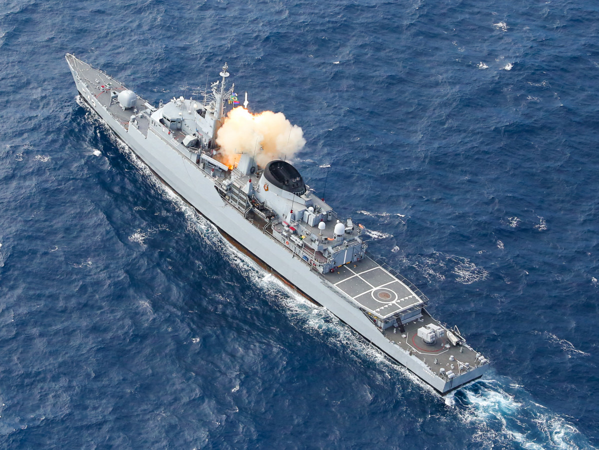 La fragata Liberal (F43) realiza el lanzamiento de un misil antibuque Mansup durante una etapa de pruebas Firma Marina de Brasil