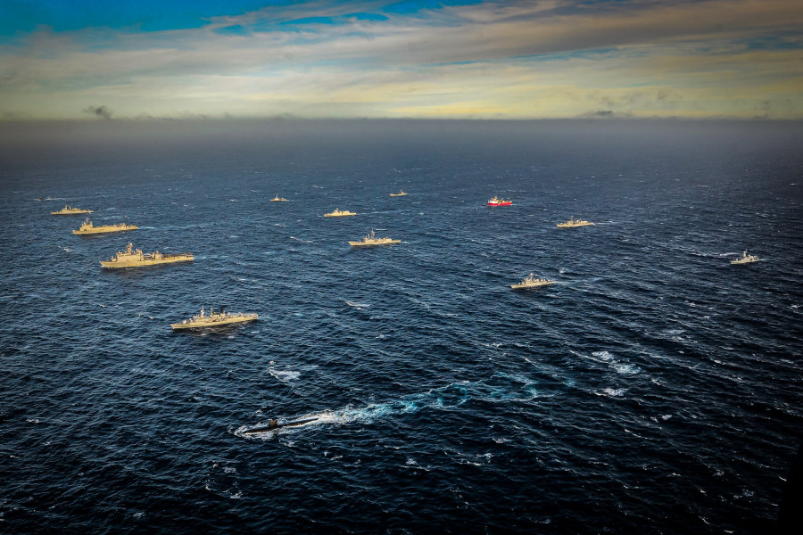 Buques y submarinos de Unitas 2024 navegando en formación Firma Armada de Chile