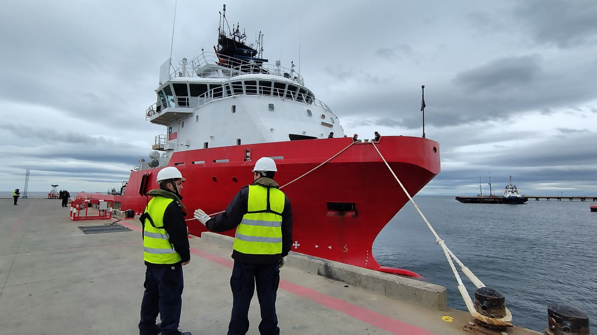 ATF 60 Lientur en el muelle Capitán Guillermos de Punta Arenas - Foto de la Armada de Chile