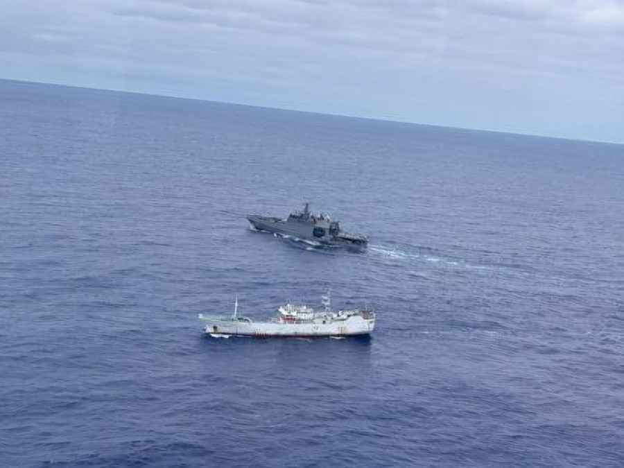 El patrullero oceánico OPV 82 Comandante Toro fiscalizando un pesquero en la operación de vigilancia oceánica en las cercanías de las Islas Desventuradas Firma Armada de Chile