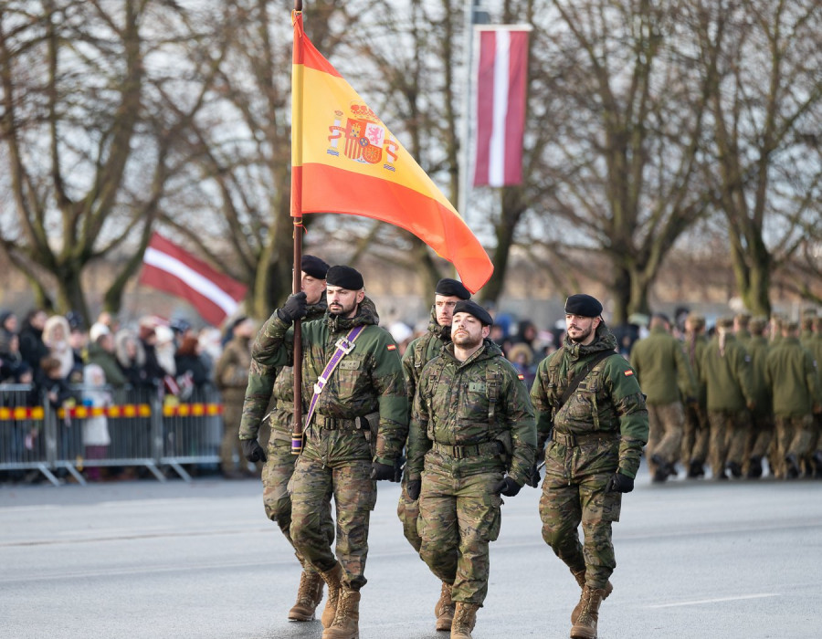 Militares españoles desfilan en Letonia II