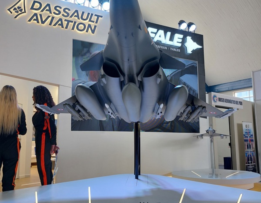 Sitdrone2024 RafaleC FuerzaAereaFrancia StandDassault nov2024 PeterWatson 02 600px