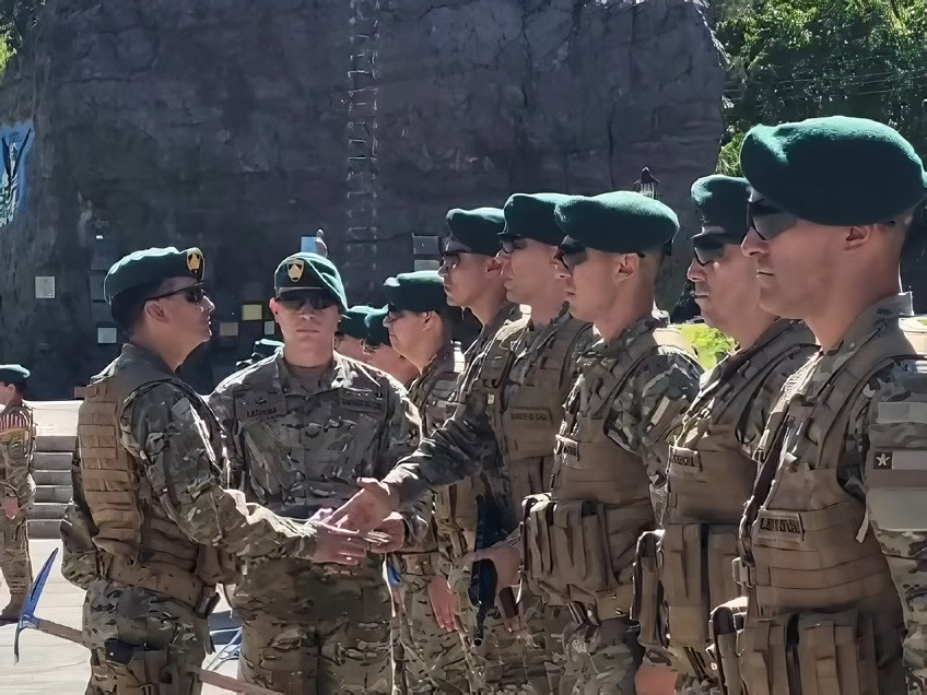 Ceremonia de graduaciu00f3n del Curso de Montau00f1a 2024 Firma Escuela de Montau00f1a del Eju00e9rcito de Chile