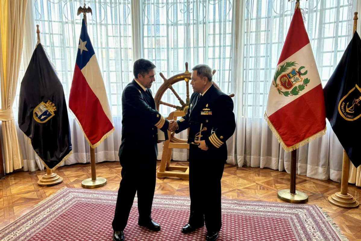 Capitán de Navío Víctor Vivanco saluda al contraalmirante Jorge Castillo Firma Dirección de Hidrografía y Navegación de la Marina de Guerra del Perú