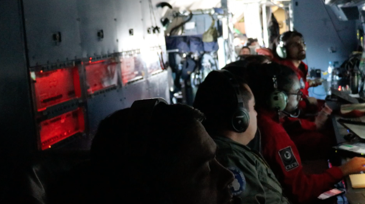 Científicos del Centro de Estudios Científicos y exploradores del Escuadrón VP 1 de la Armada de Chile