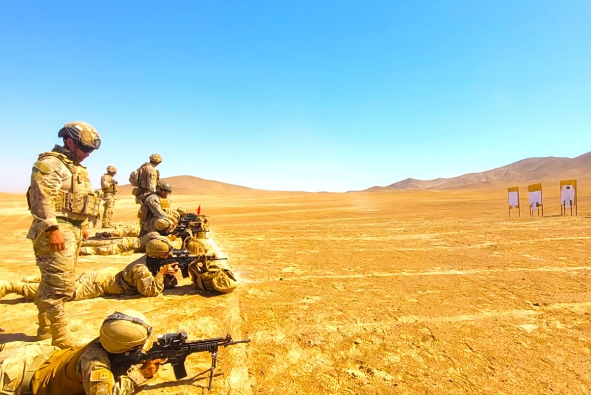 Soldados conscriptos disparan sus fusiles de asalto Galil ACE  22 N C en una pru00e1ctica de tiro en Pampa Chaca Firma Eju00e9rcito de Chile