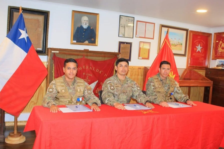 Firma de actas de cambio de mando del Batallu00f3n de Infanteru00eda Blindado N Firma I Divisiu00f3n del Eju00e9rcito de Chile