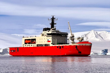 Rompehielos AGB 46 Almirante Viel de la Armada de Chile en aguas antárticas Firma Asmar