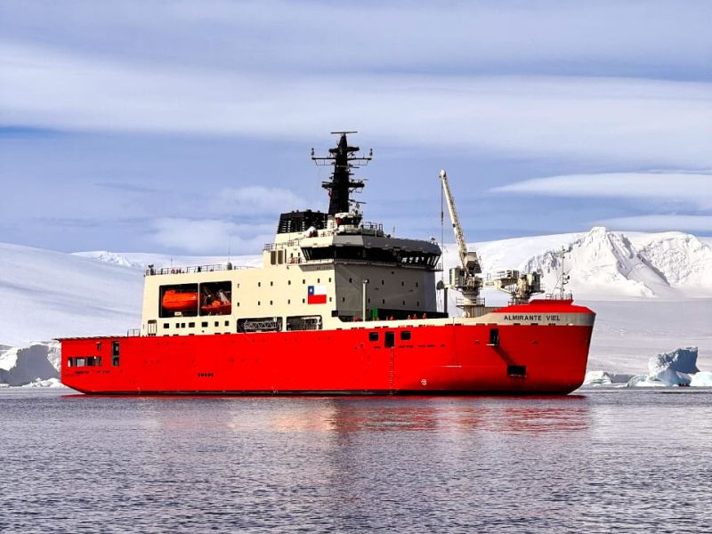 Rompehielos AGB 46 Almirante Viel de la Armada de Chile en aguas antárticas Firma Asmar