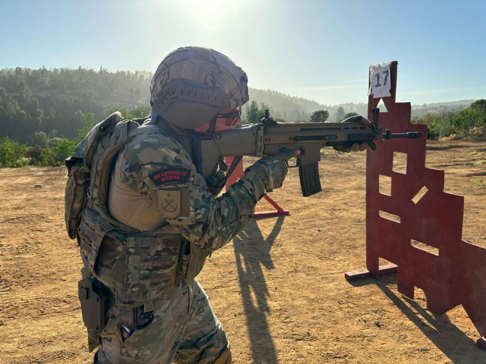 Cadete de tercer año del escalafón de Infantería de Marina en práctica de tiro con el fusil de asalto FN Herstal SCAR L Firma Escuela Naval Arturo Prat de la Armada de Chile