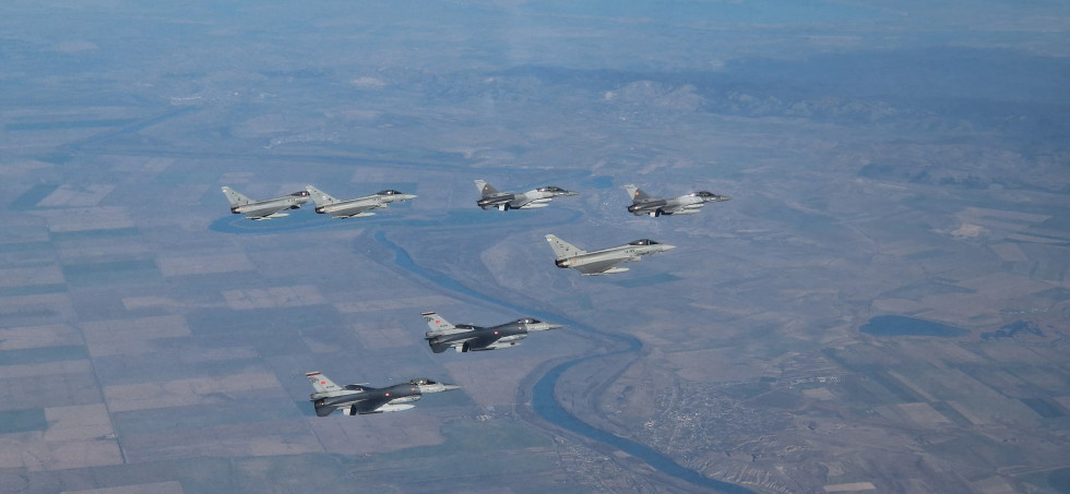 250227   Aviones rumanosx turcos y espanoles participantes en la mision  02