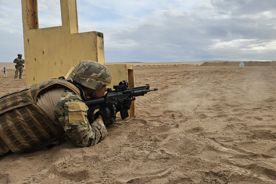 Efectivo realizando disparo de fusil IWI Galil ACE 22 N C en posición tendido, Brigada Motorizada N°4 Rancagua del Ejército de Chile