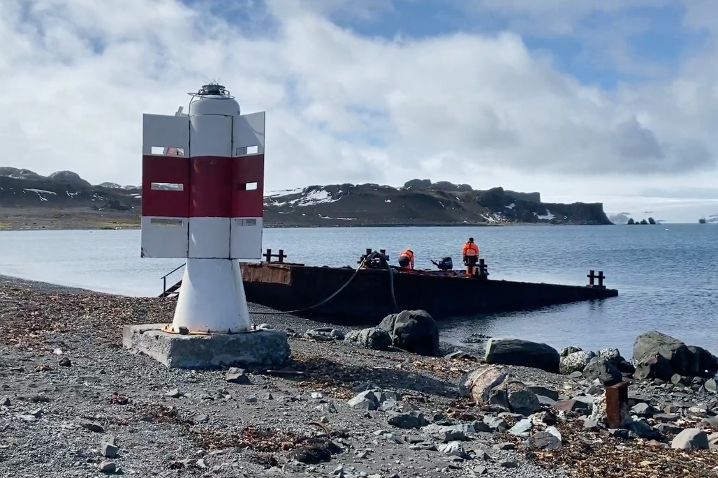 Las ayudas a la navegación son esenciales para guiar a los navegantes y prevenir daños ambientales. Firma Armada de Chile
