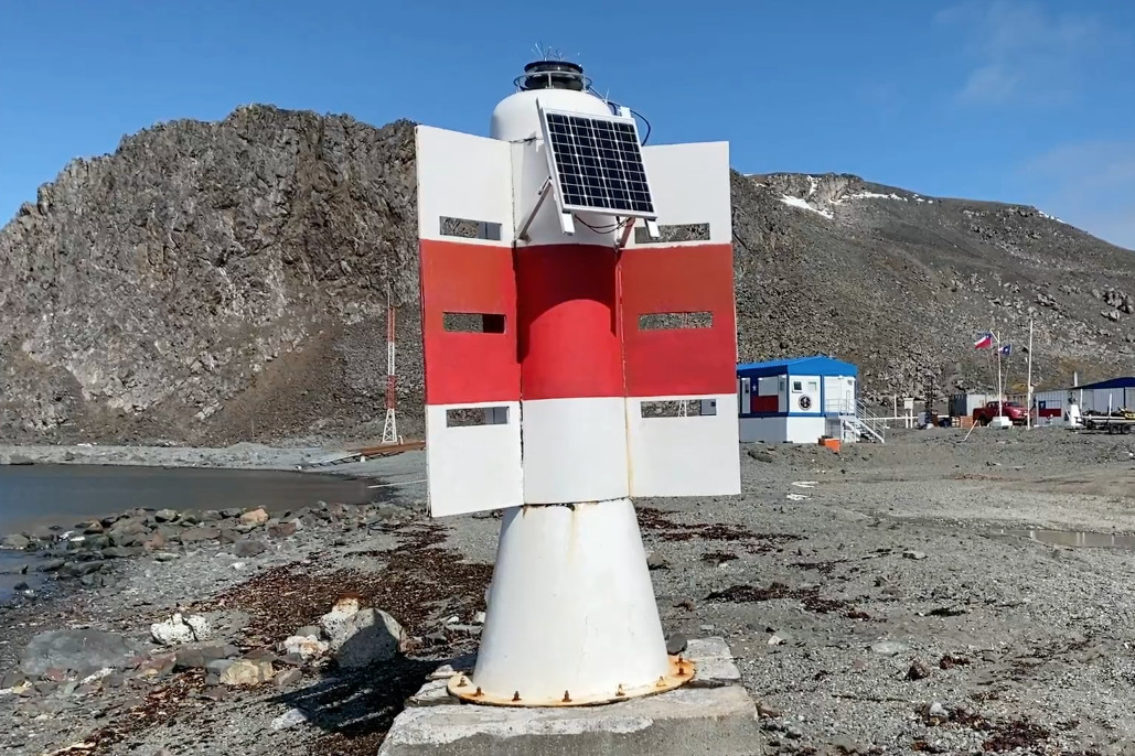 Las Ayudas a la Navegación en el Territorio Chileno Antártico incluyen energías renovables y sistemas satelitales. Firma Armada de Chile