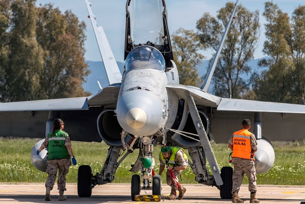 Pilotos y mecanicos trabajan en un F 18 durante el ejercicio Iniochos 2024