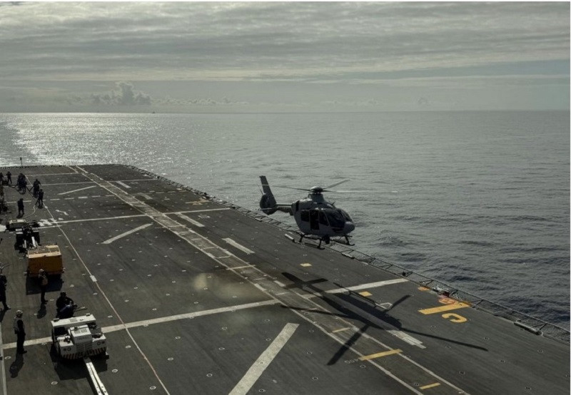 H135 P3H NIVAL 02 tomando a bordo del LPD Juan Carlos I
