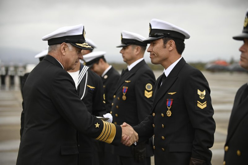 El almirante Juan Andru00e9s De la Maza entrega reconocimiento a especialistas de la Aviaciu00f3n Naval Firma Armada de Chile